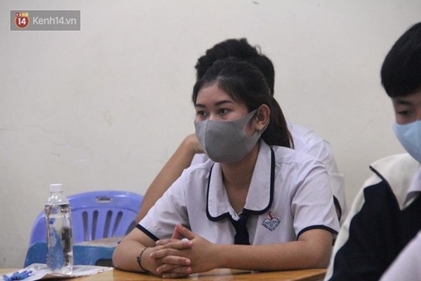 Thi tốt nghiệp THPT Quốc gia 2020: Bắt đầu làm bài thi Ngữ văn, nhiều thí sinh đi muộn khi cổng trường đã đóng-19