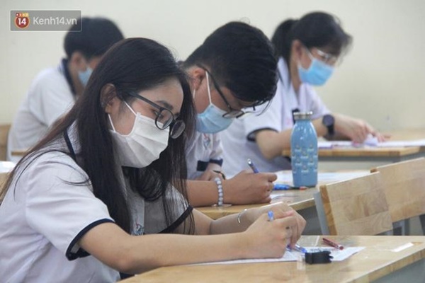 Thi tốt nghiệp THPT Quốc gia 2020: Bắt đầu làm bài thi Ngữ văn, nhiều thí sinh đi muộn khi cổng trường đã đóng-20