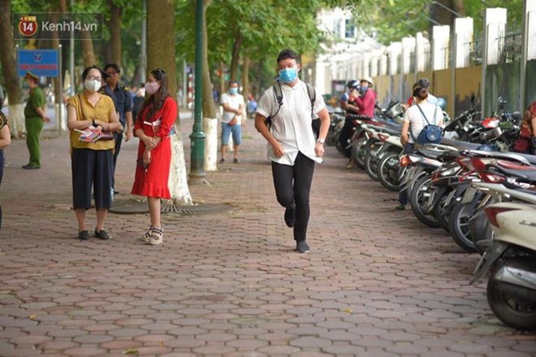 Thi tốt nghiệp THPT Quốc gia 2020: Bắt đầu làm bài thi Ngữ văn, nhiều thí sinh đi muộn khi cổng trường đã đóng-24