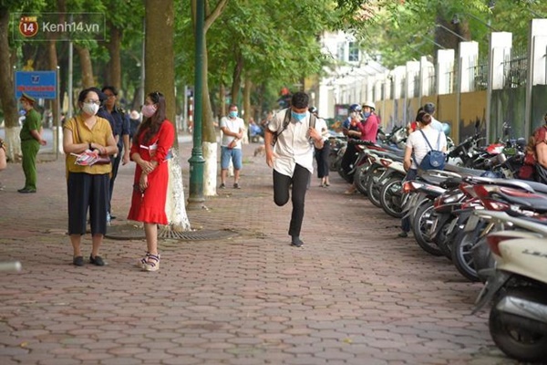 Thi tốt nghiệp THPT Quốc gia 2020: Bắt đầu làm bài thi Ngữ văn, nhiều thí sinh đi muộn khi cổng trường đã đóng-26