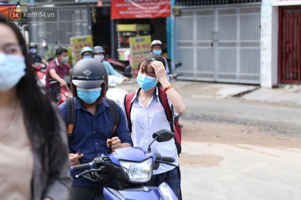 Thi tốt nghiệp THPT Quốc gia 2020: Bắt đầu làm bài thi Ngữ văn, nhiều thí sinh đi muộn khi cổng trường đã đóng-27