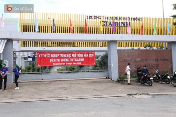 Thi tốt nghiệp THPT Quốc gia 2020: Bắt đầu làm bài thi Ngữ văn, nhiều thí sinh đi muộn khi cổng trường đã đóng-29