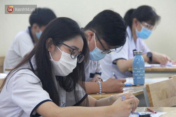 Ngày đầu tiên trong kì thi tốt nghiệp THPT: Thí sinh đang làm bài thi môn Văn, phụ huynh đứng níu ở cổng không nỡ về-9