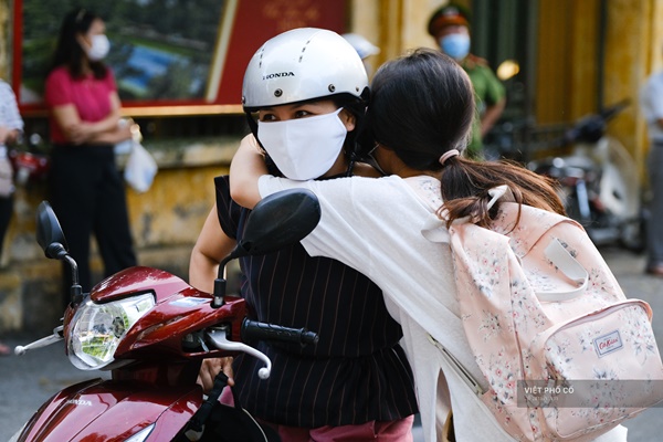 Ngày đầu tiên trong kì thi tốt nghiệp THPT: Thí sinh đang làm bài thi môn Văn, phụ huynh đứng níu ở cổng không nỡ về-2