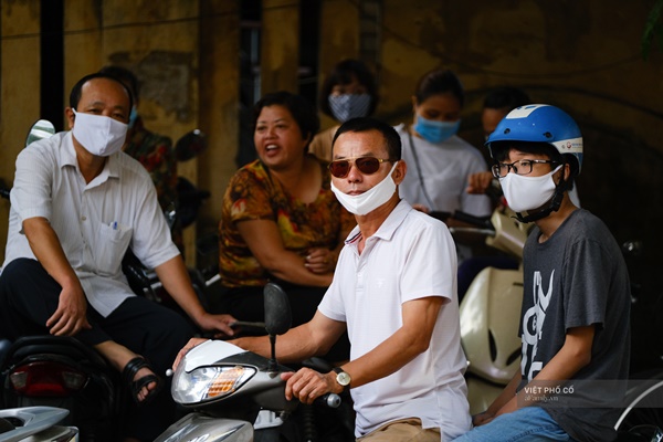 Ngày đầu tiên trong kì thi tốt nghiệp THPT: Thí sinh đang làm bài thi môn Văn, phụ huynh đứng níu ở cổng không nỡ về-4