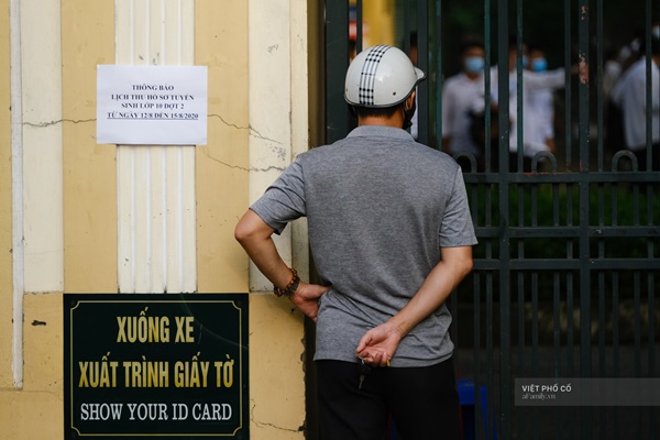 Ngày đầu tiên trong kì thi tốt nghiệp THPT: Thí sinh đang làm bài thi môn Văn, phụ huynh đứng níu ở cổng không nỡ về-5