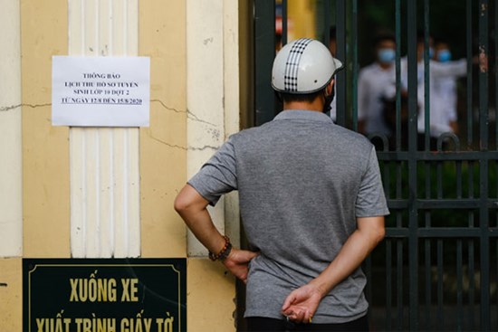 Ngày đầu tiên trong kì thi tốt nghiệp THPT: Thí sinh đang làm bài thi môn Văn, phụ huynh đứng níu ở cổng không nỡ về