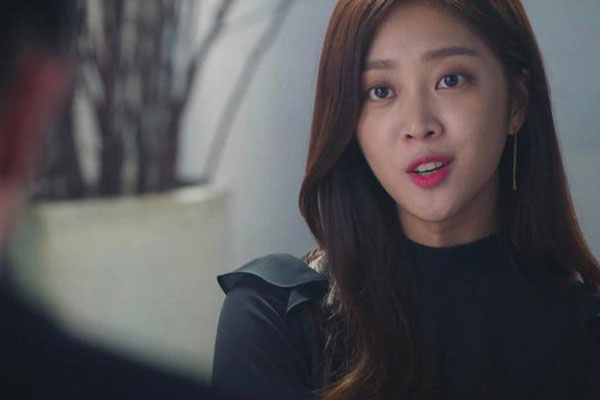 Đưa bạn gái mới về ra mắt, mẹ tôi nhìn chằm chằm cô ấy rồi bỗng dưng bật khóc nức nở-2