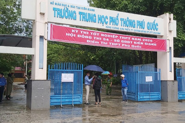 Xem xét kỷ luật phó chủ tịch xã đi thi tốt nghiệp THPT-1