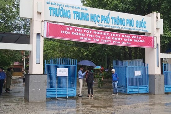 Xem xét kỷ luật phó chủ tịch xã đi thi tốt nghiệp THPT