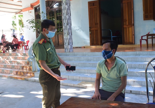 CLIP: Tài xế xe ké cho khách đi bộ dọc bờ biển qua chốt kiểm dịch để tránh cách ly-1