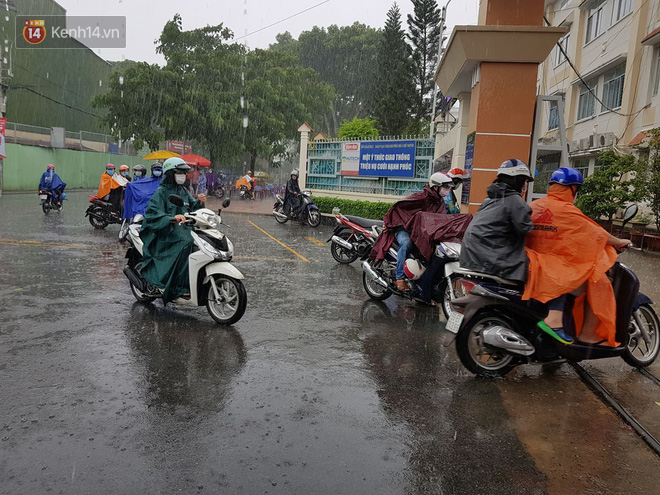 Thi tốt nghiệp THPT Quốc gia môn Toán: Trời bất ngờ đổ mưa lớn kèm dông lốc, cha mẹ và sĩ tử trở tay không kịp-17