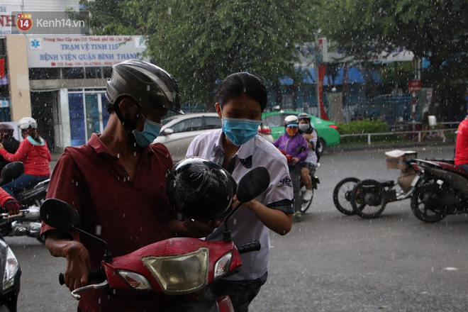 Thi tốt nghiệp THPT Quốc gia môn Toán: Trời bất ngờ đổ mưa lớn kèm dông lốc, cha mẹ và sĩ tử trở tay không kịp-47