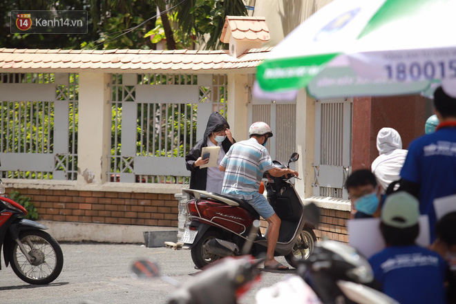 Thi tốt nghiệp THPT Quốc gia môn Toán: Trời bất ngờ đổ mưa lớn kèm dông lốc, cha mẹ và sĩ tử trở tay không kịp-40