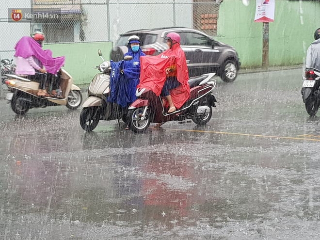 Thi tốt nghiệp THPT Quốc gia môn Toán: Trời bất ngờ đổ mưa lớn kèm dông lốc, cha mẹ và sĩ tử trở tay không kịp-20