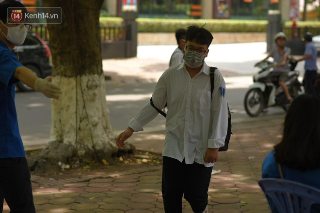 Thi tốt nghiệp THPT Quốc gia môn Toán: Trời bất ngờ đổ mưa lớn kèm dông lốc, cha mẹ và sĩ tử trở tay không kịp-8