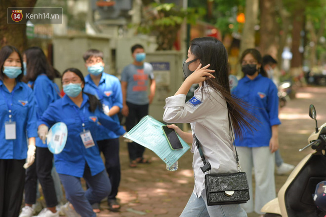 Thi tốt nghiệp THPT Quốc gia môn Toán: Trời bất ngờ đổ mưa lớn kèm dông lốc, cha mẹ và sĩ tử trở tay không kịp-1