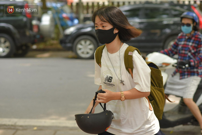 Thi tốt nghiệp THPT Quốc gia môn Toán: Trời bất ngờ đổ mưa lớn kèm dông lốc, cha mẹ và sĩ tử trở tay không kịp-3