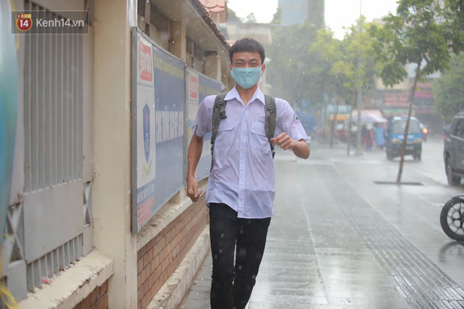 Thi tốt nghiệp THPT Quốc gia môn Toán: Trời bất ngờ đổ mưa lớn kèm dông lốc, cha mẹ và sĩ tử trở tay không kịp-43