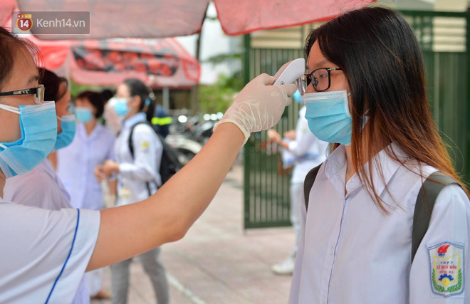 Thi tốt nghiệp THPT Quốc gia môn Toán: Trời bất ngờ đổ mưa lớn kèm dông lốc, cha mẹ và sĩ tử trở tay không kịp-26