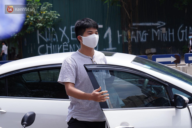 Thi tốt nghiệp THPT Quốc gia môn Toán: Trời bất ngờ đổ mưa lớn kèm dông lốc, cha mẹ và sĩ tử trở tay không kịp-50