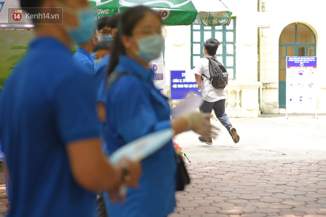 Thi tốt nghiệp THPT Quốc gia môn Toán: Trời bất ngờ đổ mưa lớn kèm dông lốc, cha mẹ và sĩ tử trở tay không kịp-5