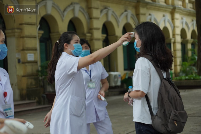 Thi tốt nghiệp THPT Quốc gia môn Toán: Trời bất ngờ đổ mưa lớn kèm dông lốc, cha mẹ và sĩ tử trở tay không kịp-24