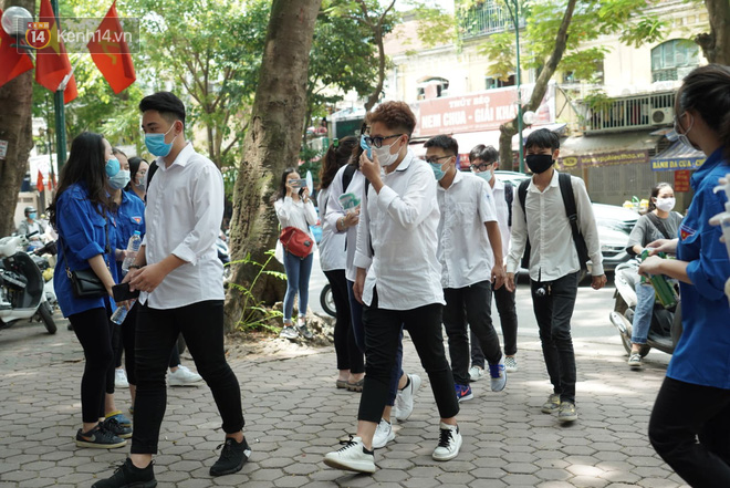 Thi tốt nghiệp THPT Quốc gia môn Toán: Trời bất ngờ đổ mưa lớn kèm dông lốc, cha mẹ và sĩ tử trở tay không kịp-53