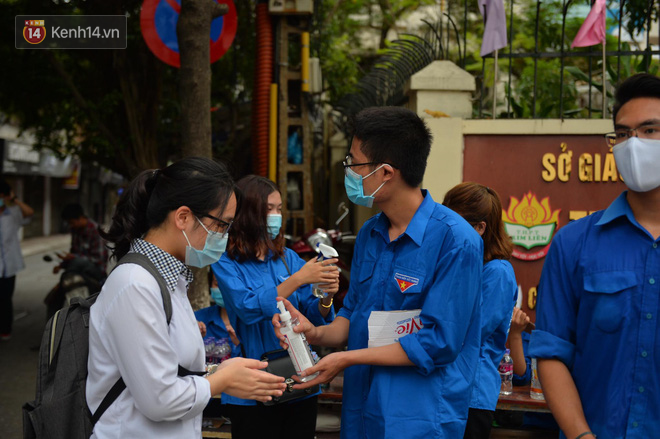 Thi tốt nghiệp THPT Quốc gia môn Toán: Trời bất ngờ đổ mưa lớn kèm dông lốc, cha mẹ và sĩ tử trở tay không kịp-27