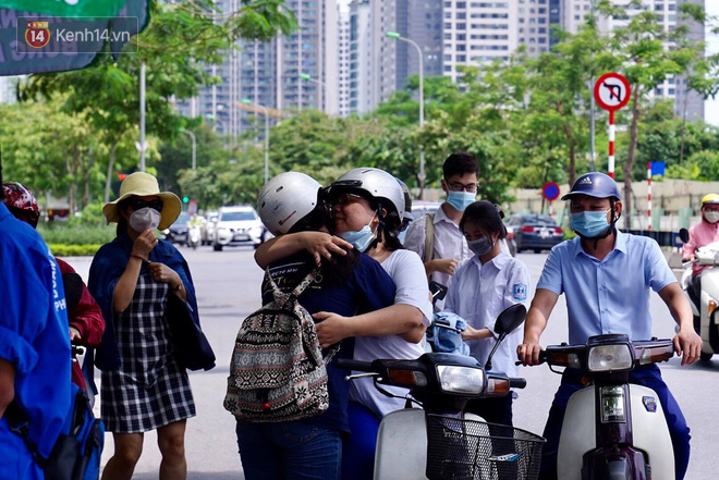 Thi tốt nghiệp THPT Quốc gia môn Toán: Trời bất ngờ đổ mưa lớn kèm dông lốc, cha mẹ và sĩ tử trở tay không kịp-51