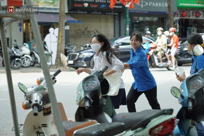 Thi tốt nghiệp THPT Quốc gia môn Toán: Trời bất ngờ đổ mưa lớn kèm dông lốc, cha mẹ và sĩ tử trở tay không kịp-14