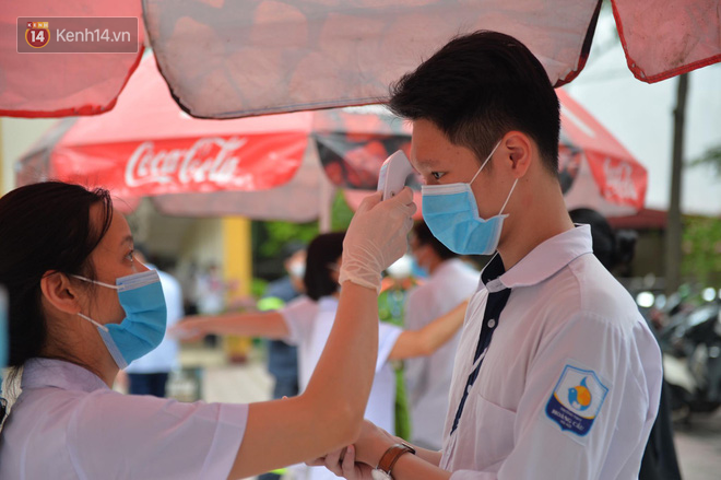 Thi tốt nghiệp THPT Quốc gia môn Toán: Trời bất ngờ đổ mưa lớn kèm dông lốc, cha mẹ và sĩ tử trở tay không kịp-28