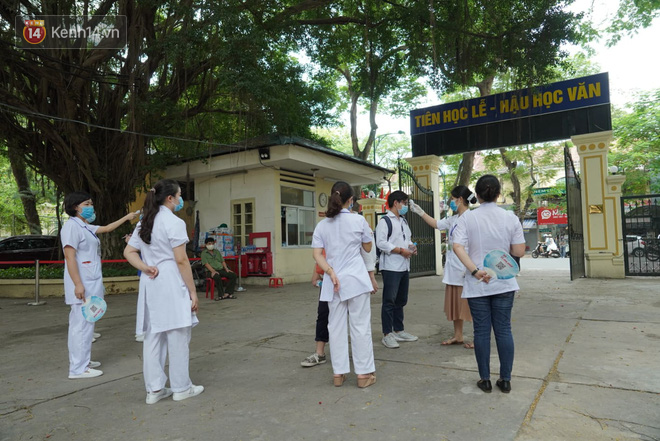 Thi tốt nghiệp THPT Quốc gia môn Toán: Trời bất ngờ đổ mưa lớn kèm dông lốc, cha mẹ và sĩ tử trở tay không kịp-23