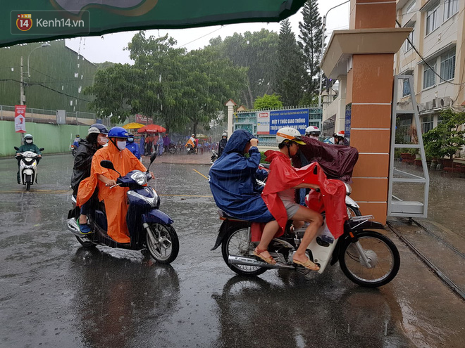 Thi tốt nghiệp THPT Quốc gia môn Toán: Trời bất ngờ đổ mưa lớn kèm dông lốc, cha mẹ và sĩ tử trở tay không kịp-18