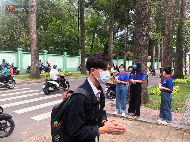 Thi tốt nghiệp THPT Quốc gia môn Toán: Trời bất ngờ đổ mưa lớn kèm dông lốc, cha mẹ và sĩ tử trở tay không kịp-41