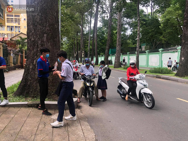 Thi tốt nghiệp THPT Quốc gia môn Toán: Trời bất ngờ đổ mưa lớn kèm dông lốc, cha mẹ và sĩ tử trở tay không kịp-37