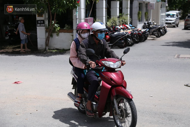 Thi tốt nghiệp THPT Quốc gia môn Toán: Trời bất ngờ đổ mưa lớn kèm dông lốc, cha mẹ và sĩ tử trở tay không kịp-31