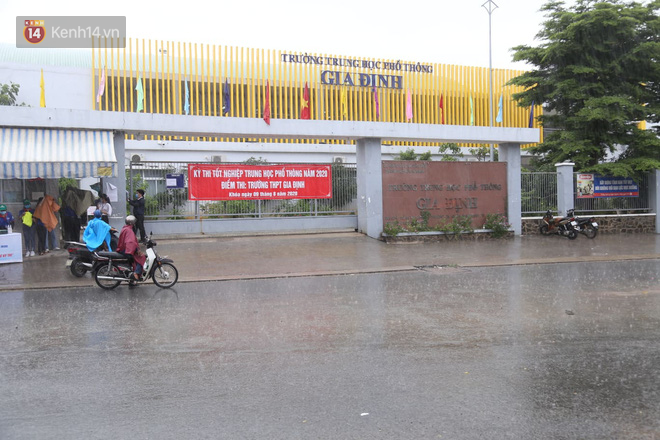 Thi tốt nghiệp THPT Quốc gia môn Toán: Trời bất ngờ đổ mưa lớn kèm dông lốc, cha mẹ và sĩ tử trở tay không kịp-16