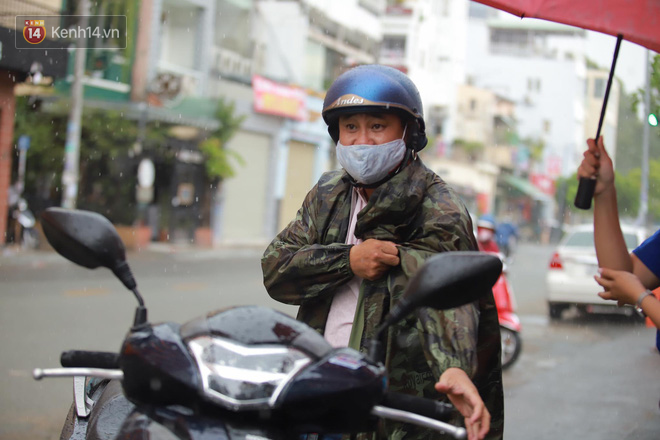 Thi tốt nghiệp THPT Quốc gia môn Toán: Trời bất ngờ đổ mưa lớn kèm dông lốc, cha mẹ và sĩ tử trở tay không kịp-45