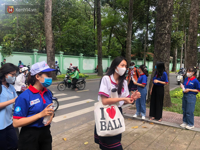 Thi tốt nghiệp THPT Quốc gia môn Toán: Trời bất ngờ đổ mưa lớn kèm dông lốc, cha mẹ và sĩ tử trở tay không kịp-42