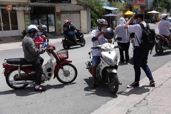 Thi tốt nghiệp THPT Quốc gia môn Toán: Trời bất ngờ đổ mưa lớn kèm dông lốc, cha mẹ và sĩ tử trở tay không kịp-30