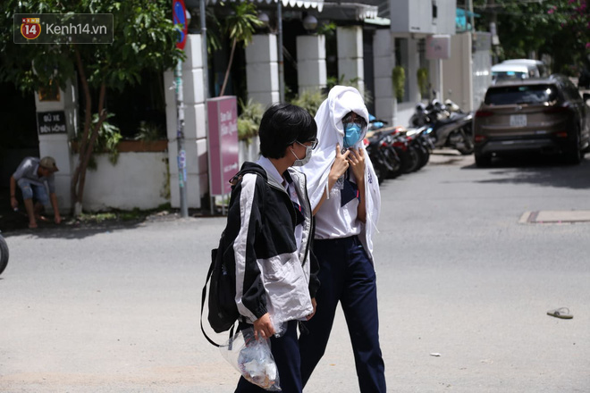 Thi tốt nghiệp THPT Quốc gia môn Toán: Trời bất ngờ đổ mưa lớn kèm dông lốc, cha mẹ và sĩ tử trở tay không kịp-29