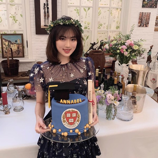 Loạt ảnh ái nữ của ông trùm Huawei: Học giỏi, bình dị nhưng khi khoác lên chiếc váy dạ hội lập tức trở thành công chúa kiều diễm vạn người mê-2