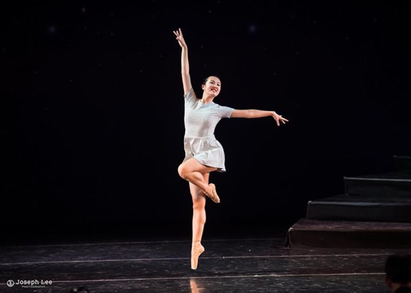 Loạt ảnh ái nữ của ông trùm Huawei: Học giỏi, bình dị nhưng khi khoác lên chiếc váy dạ hội lập tức trở thành công chúa kiều diễm vạn người mê-4