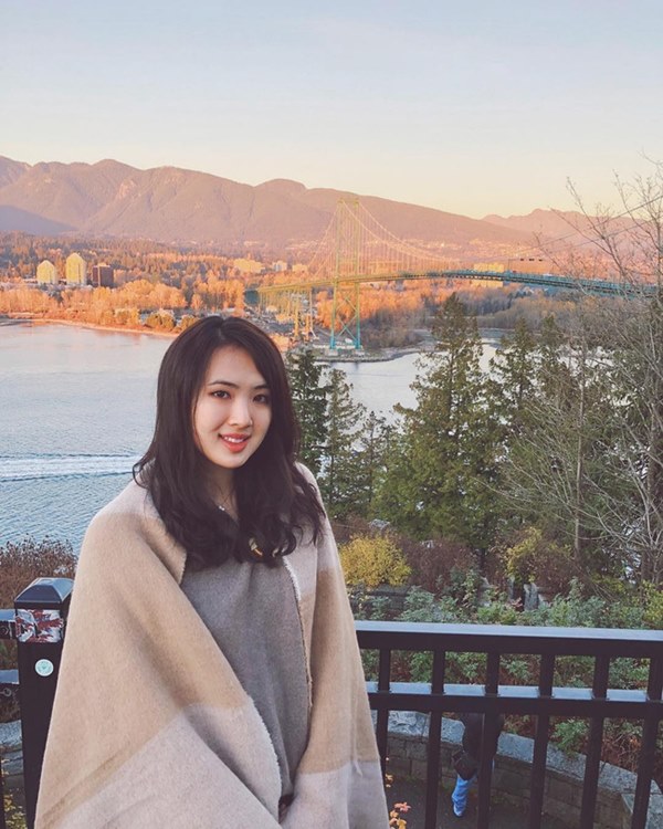 Loạt ảnh ái nữ của ông trùm Huawei: Học giỏi, bình dị nhưng khi khoác lên chiếc váy dạ hội lập tức trở thành công chúa kiều diễm vạn người mê-11