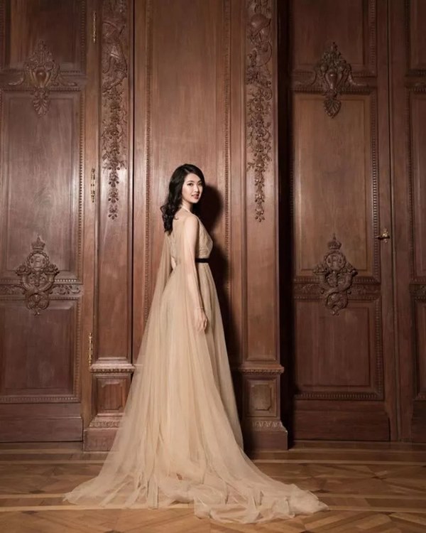 Loạt ảnh ái nữ của ông trùm Huawei: Học giỏi, bình dị nhưng khi khoác lên chiếc váy dạ hội lập tức trở thành công chúa kiều diễm vạn người mê-13