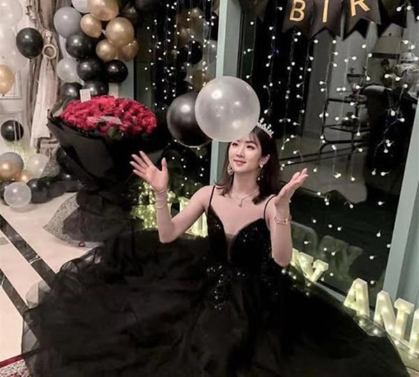 Loạt ảnh ái nữ của ông trùm Huawei: Học giỏi, bình dị nhưng khi khoác lên chiếc váy dạ hội lập tức trở thành công chúa kiều diễm vạn người mê-16