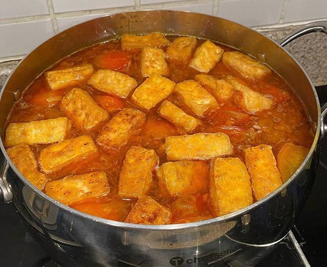 Hết nấu phở 20 tiếng, Hà Tăng lại làm ngay nồi bún ốc siêu tốc khiến fan chết thèm-3