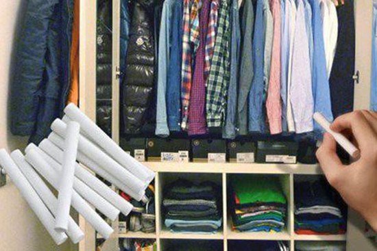 Lấy phấn cho vào tủ quần áo: Nhìn thì 
