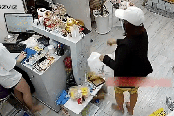 Người phụ nữ trộm điện thoại trước mặt nhân viên bán hàng